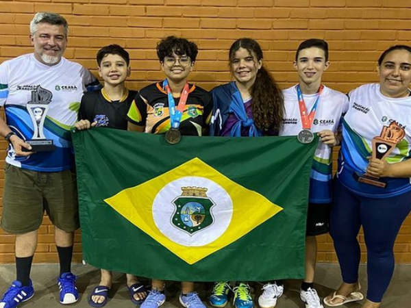 Atletas de Mombaça Pedro Lima e Maria Vitória Deixam Sua Marca nos Jogos Escolares Brasileiros de Tênis de Mesa!